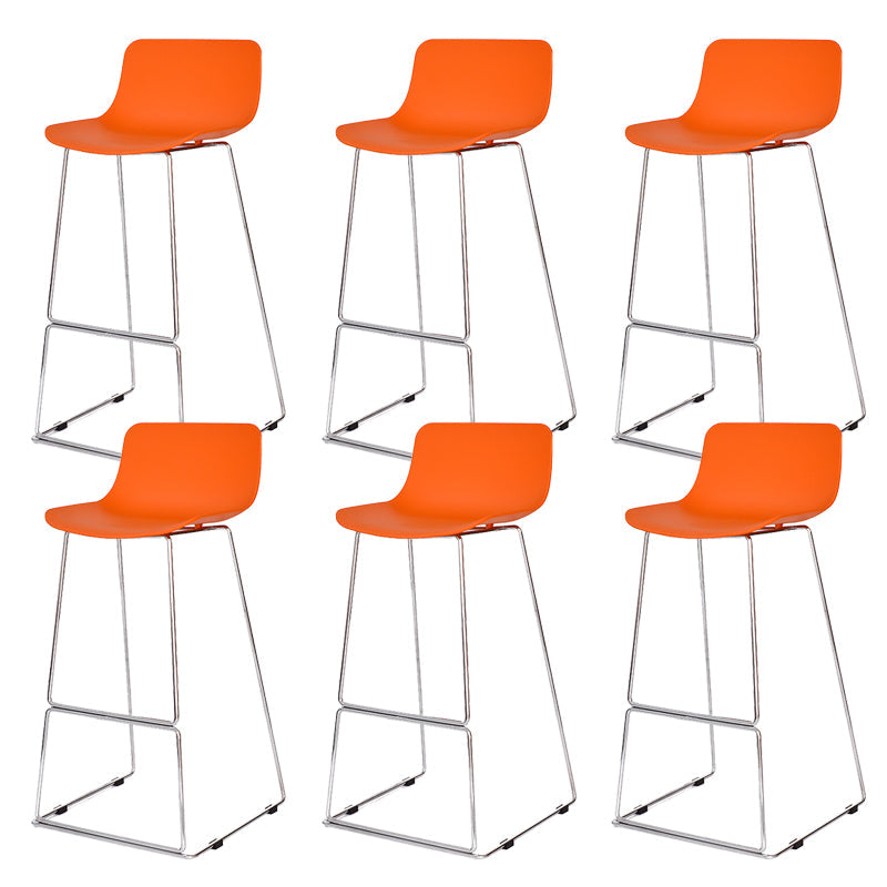 Taburete de bar nórdico con respaldo bajo, taburete de bar de plástico con patas de metal para el hogar
