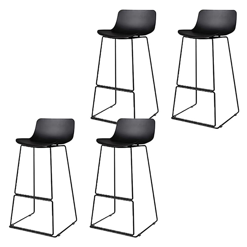 Taburete de bar nórdico con respaldo bajo, taburete de bar de plástico con patas de metal para el hogar