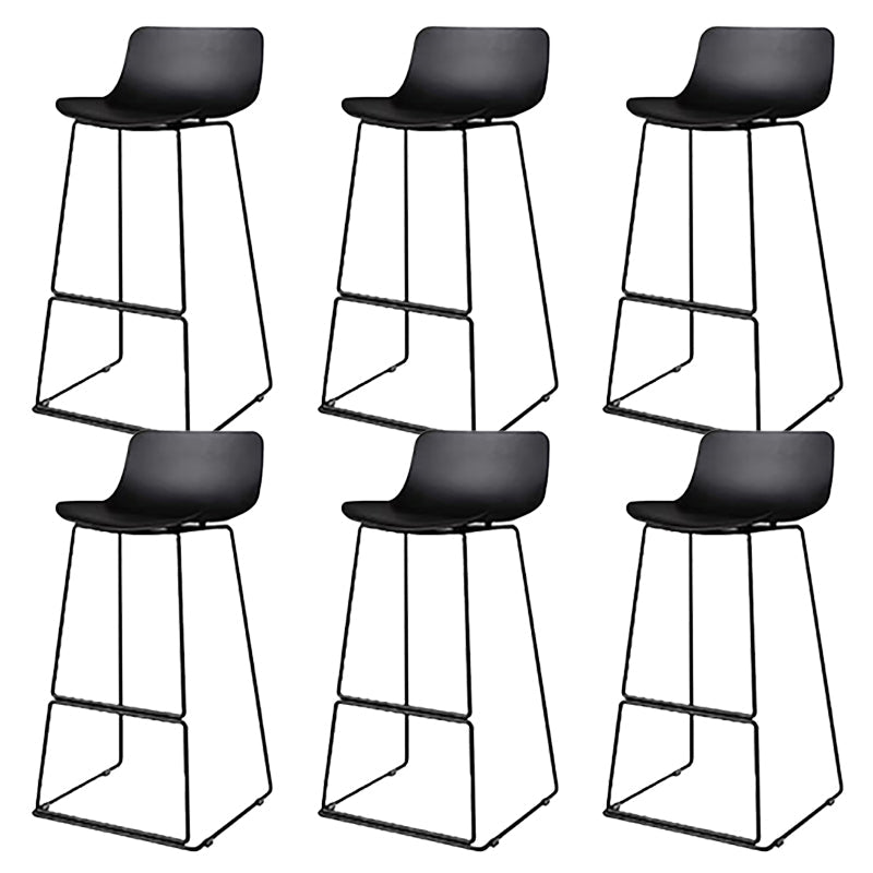 Taburete de bar nórdico con respaldo bajo, taburete de bar de plástico con patas de metal para el hogar
