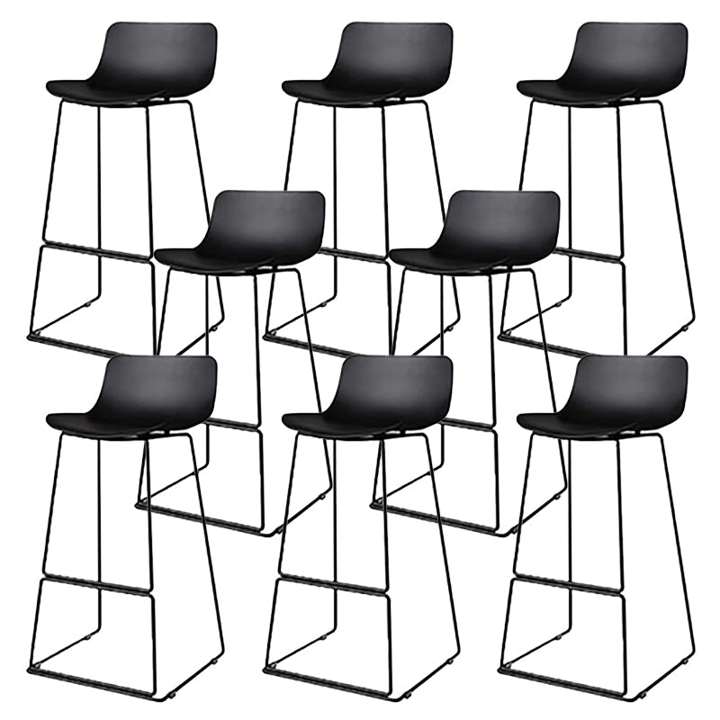 Taburete de bar nórdico con respaldo bajo, taburete de bar de plástico con patas de metal para el hogar