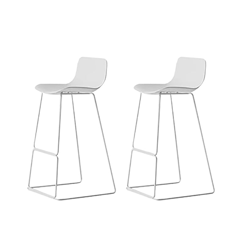 Taburete de bar nórdico con respaldo bajo, taburete de bar de plástico con patas de metal para el hogar