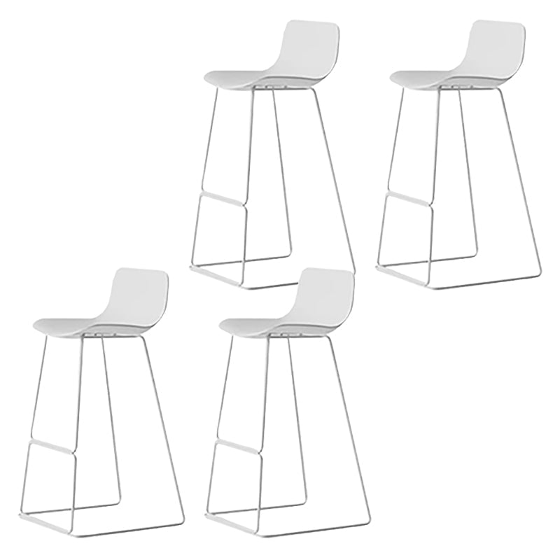 Taburete de bar nórdico con respaldo bajo, taburete de bar de plástico con patas de metal para el hogar