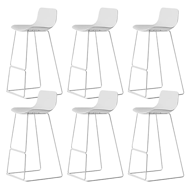 Taburete de bar nórdico con respaldo bajo, taburete de bar de plástico con patas de metal para el hogar