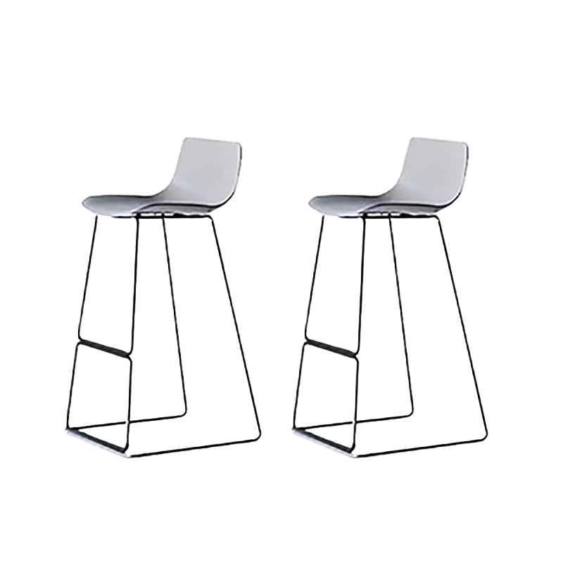 Taburete de bar nórdico con respaldo bajo, taburete de bar de plástico con patas de metal para el hogar