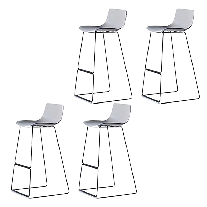 Taburete de bar nórdico con respaldo bajo, taburete de bar de plástico con patas de metal para el hogar