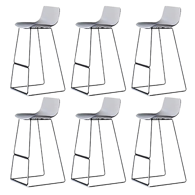 Taburete de bar nórdico con respaldo bajo, taburete de bar de plástico con patas de metal para el hogar