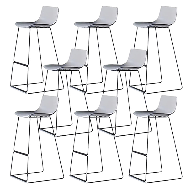 Taburete de bar nórdico con respaldo bajo, taburete de bar de plástico con patas de metal para el hogar