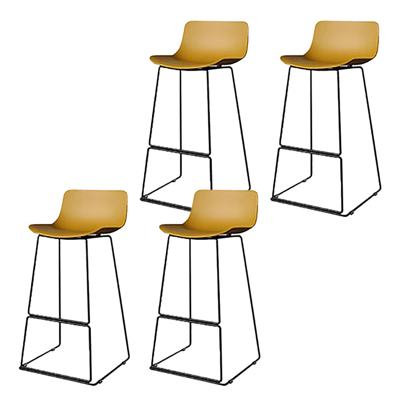 Taburete de bar nórdico con respaldo bajo, taburete de bar de plástico con patas de metal para el hogar