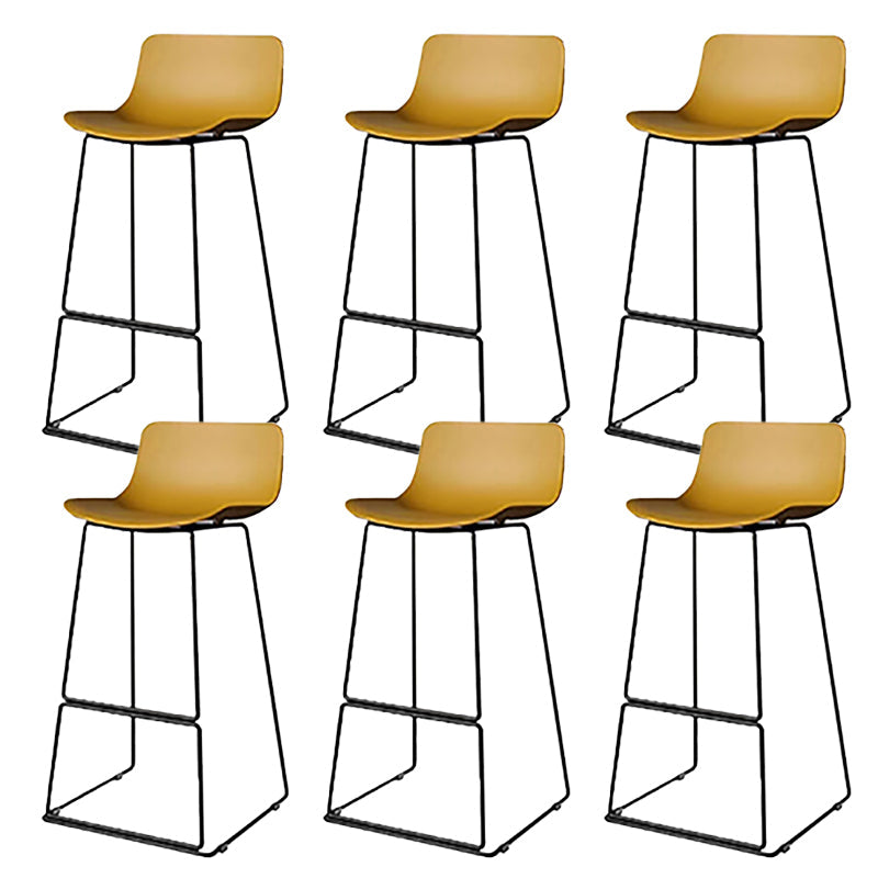 Taburete de bar nórdico con respaldo bajo, taburete de bar de plástico con patas de metal para el hogar