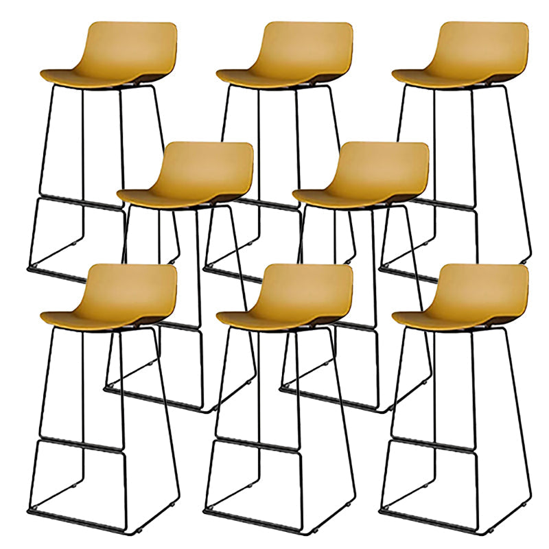 Taburete de bar nórdico con respaldo bajo, taburete de bar de plástico con patas de metal para el hogar