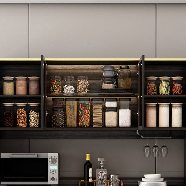 Scheda di vetro in pietra in pietra in stile glam con armadi e cassetti