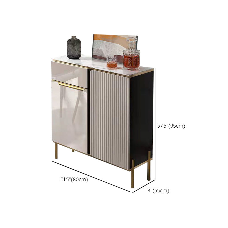 Scheda di vetro in pietra in pietra in stile glam con armadi e cassetti