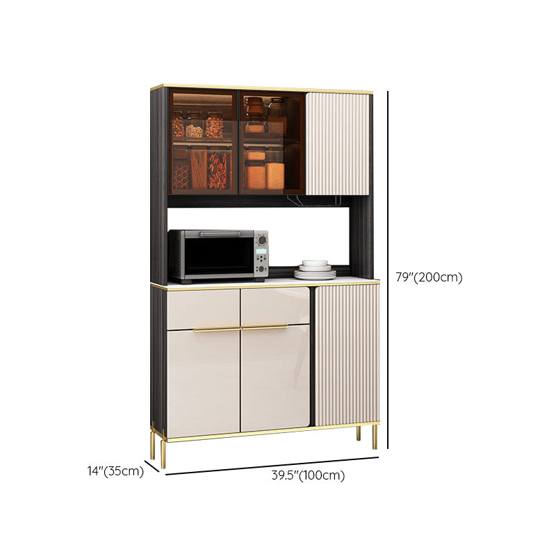 Scheda di vetro in pietra in pietra in stile glam con armadi e cassetti