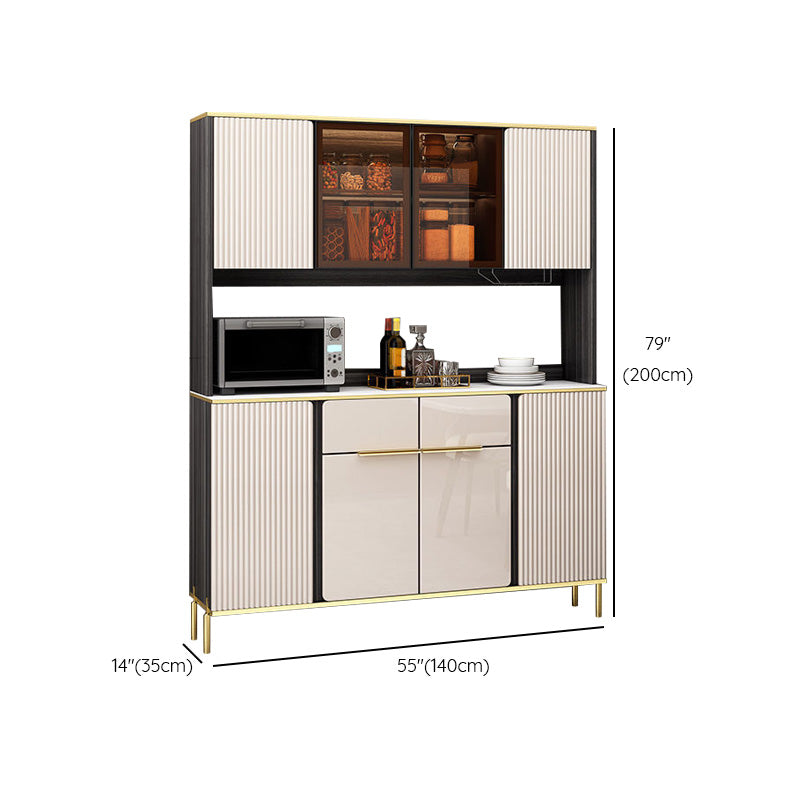 Scheda di vetro in pietra in pietra in stile glam con armadi e cassetti