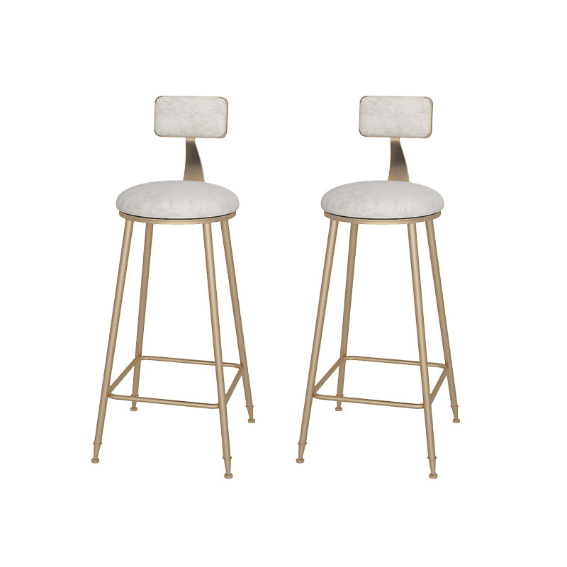 Sgabelli da bar rotondi imbottiti glam con base in metallo