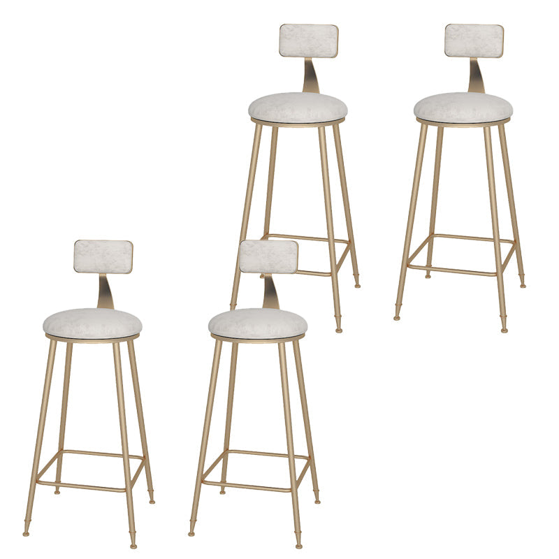 Sgabelli da bar rotondi imbottiti glam con base in metallo