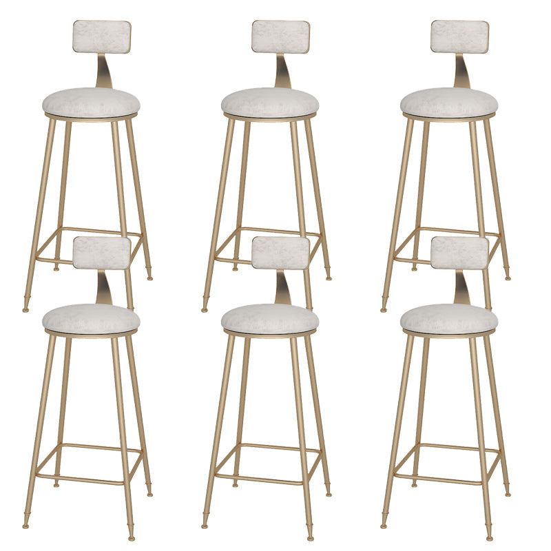 Sgabelli da bar rotondi imbottiti glam con base in metallo