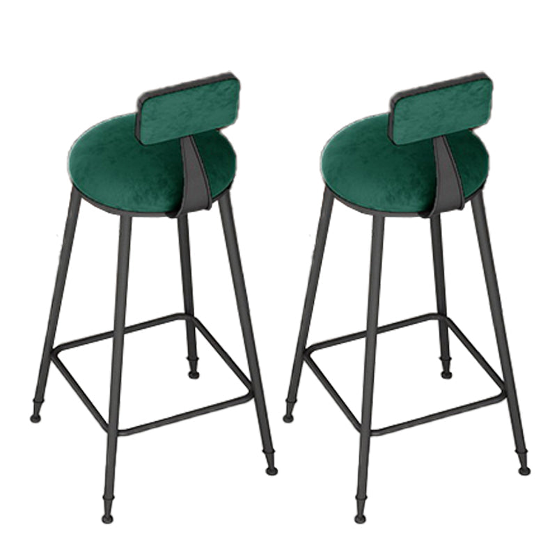 Sgabelli da bar rotondi imbottiti glam con base in metallo