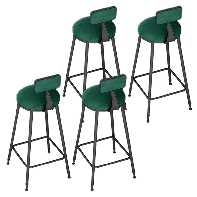 Sgabelli da bar rotondi imbottiti glam con base in metallo