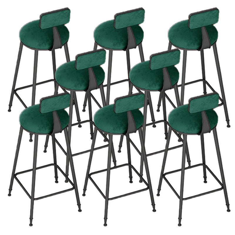 Sgabelli da bar rotondi imbottiti glam con base in metallo