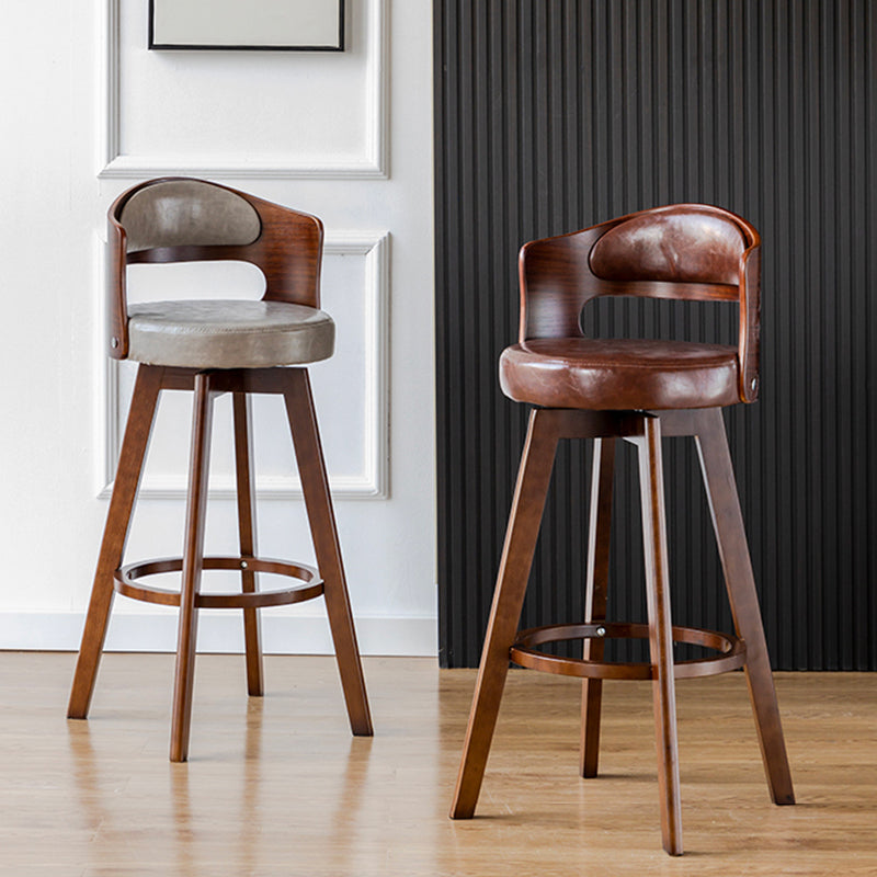 Sgabelli da bar rotondi a braccia rotondi con base in legno