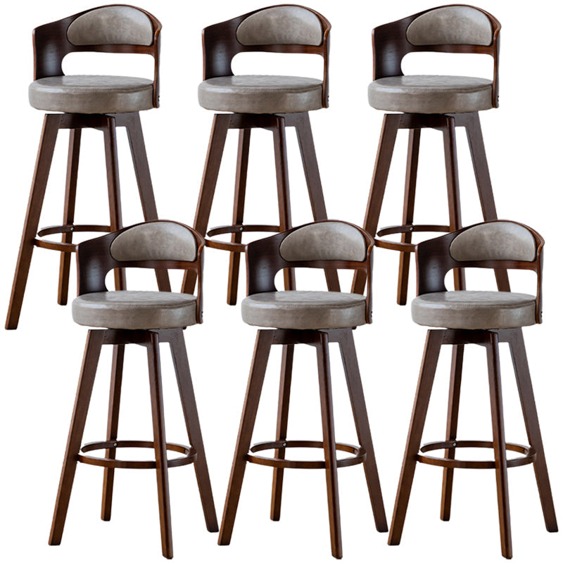 Sgabelli da bar rotondi a braccia rotondi con base in legno