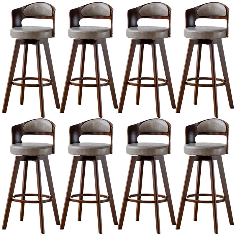 Sgabelli da bar rotondi a braccia rotondi con base in legno