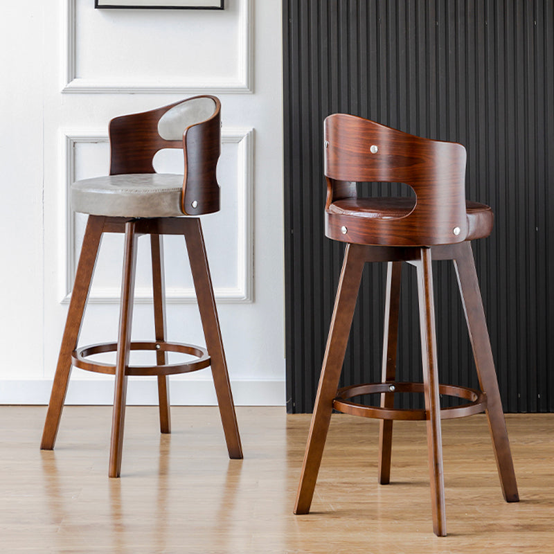 Sgabelli da bar rotondi a braccia rotondi con base in legno