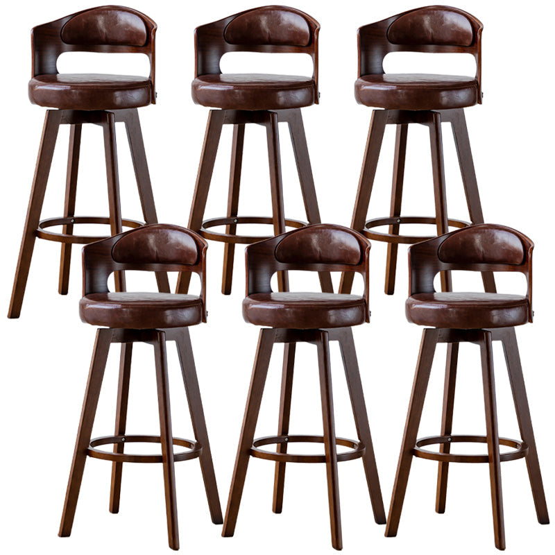 Sgabelli da bar rotondi a braccia rotondi con base in legno