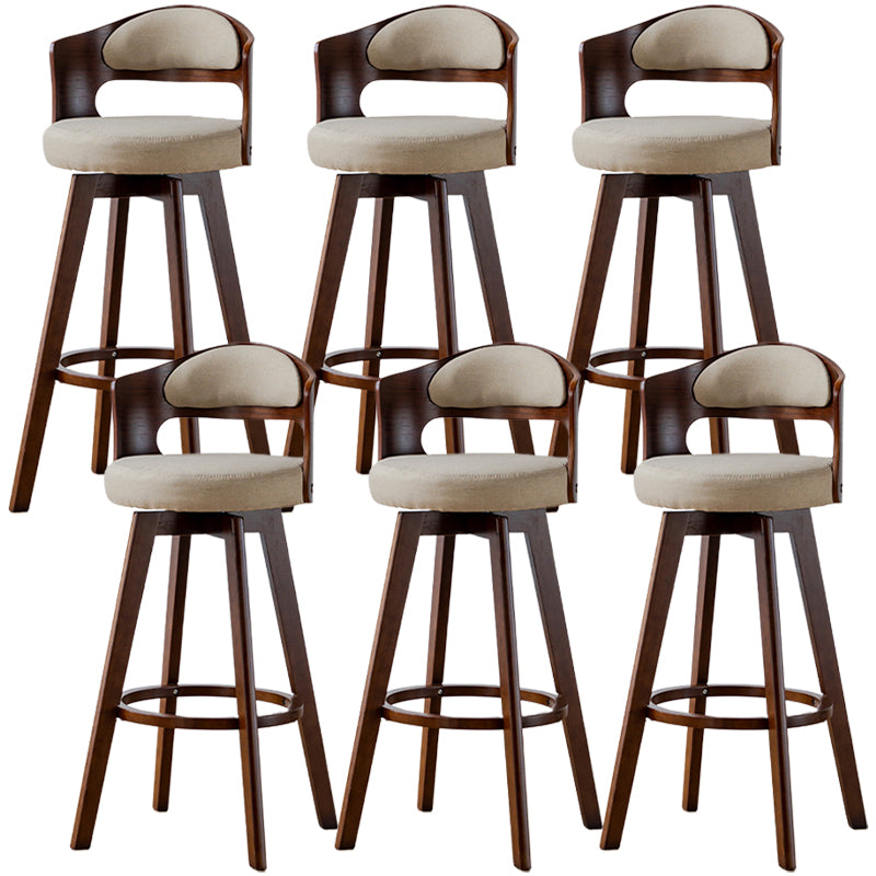 Sgabelli da bar rotondi a braccia rotondi con base in legno