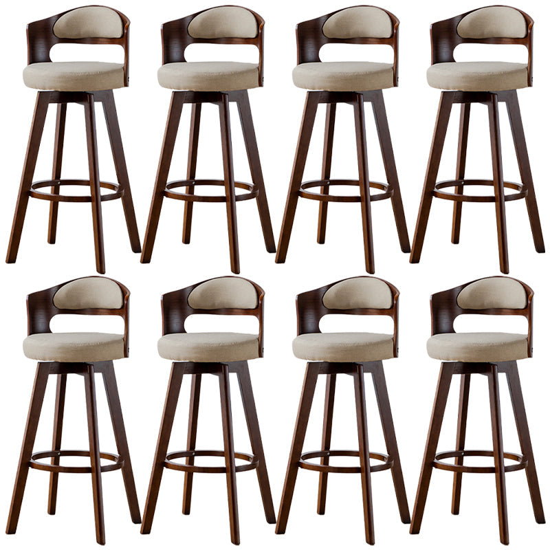 Sgabelli da bar rotondi a braccia rotondi con base in legno