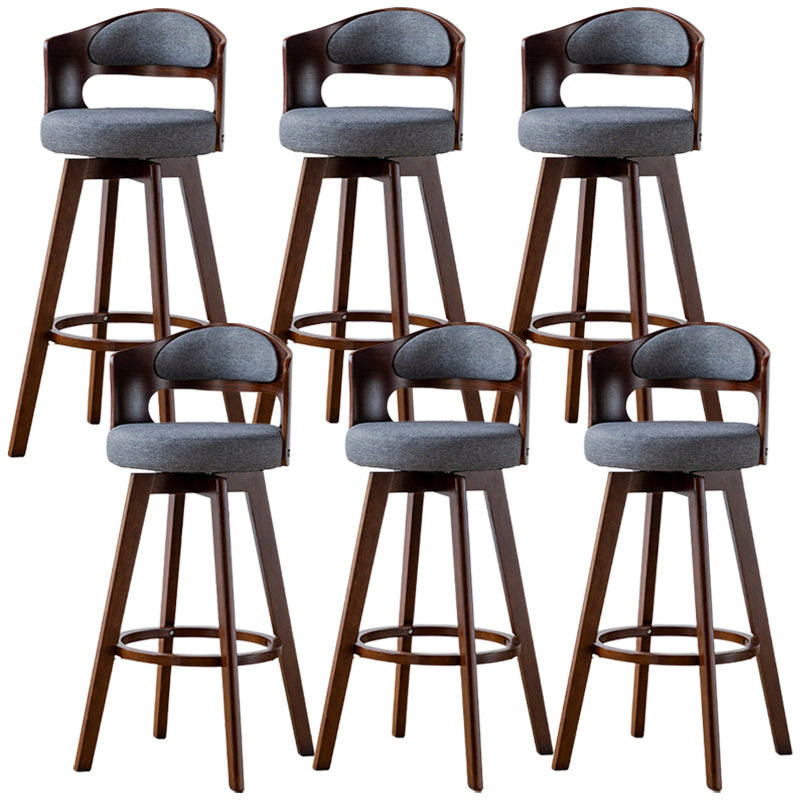 Sgabelli da bar rotondi a braccia rotondi con base in legno