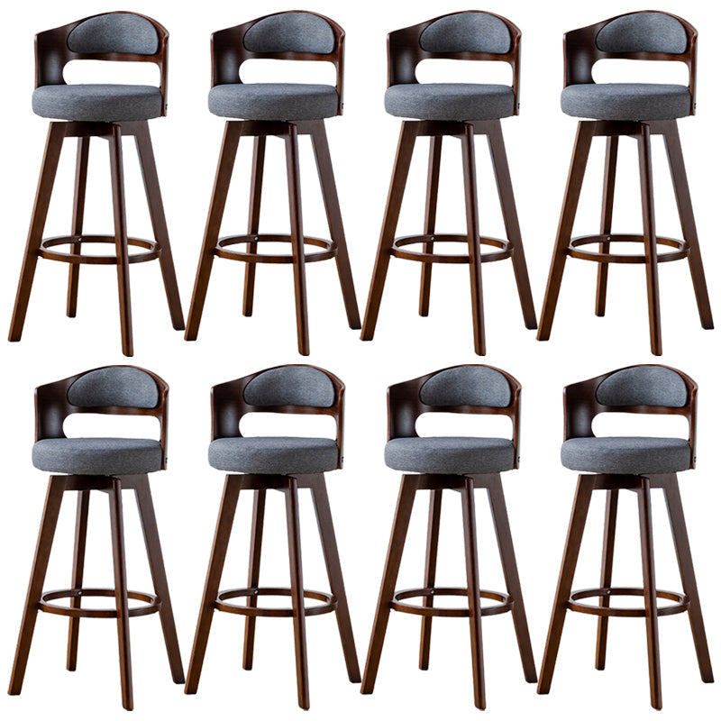 Sgabelli da bar rotondi a braccia rotondi con base in legno