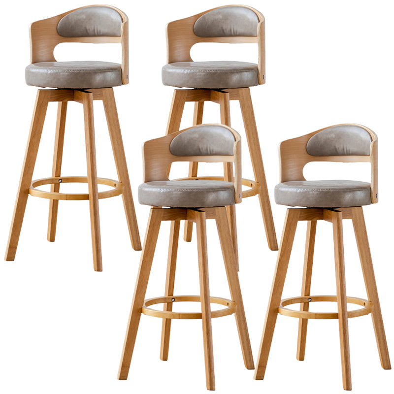 Sgabelli da bar rotondi a braccia rotondi con base in legno