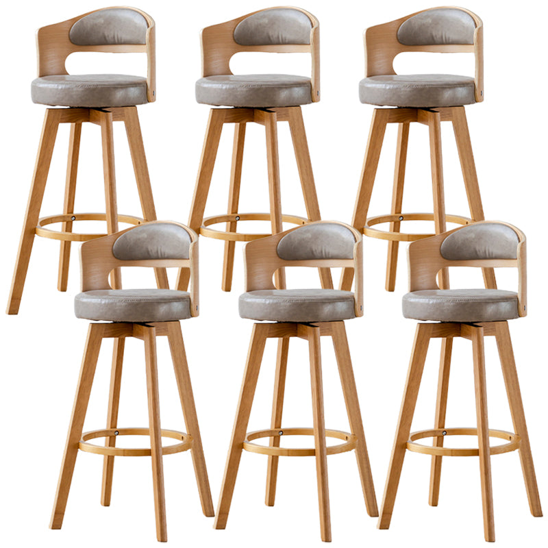 Sgabelli da bar rotondi a braccia rotondi con base in legno