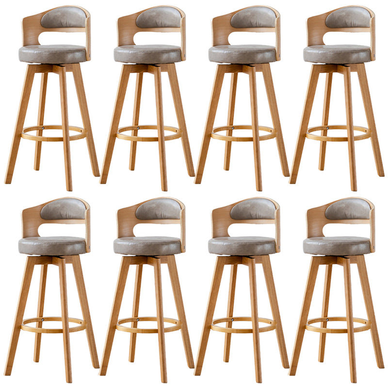 Sgabelli da bar rotondi a braccia rotondi con base in legno