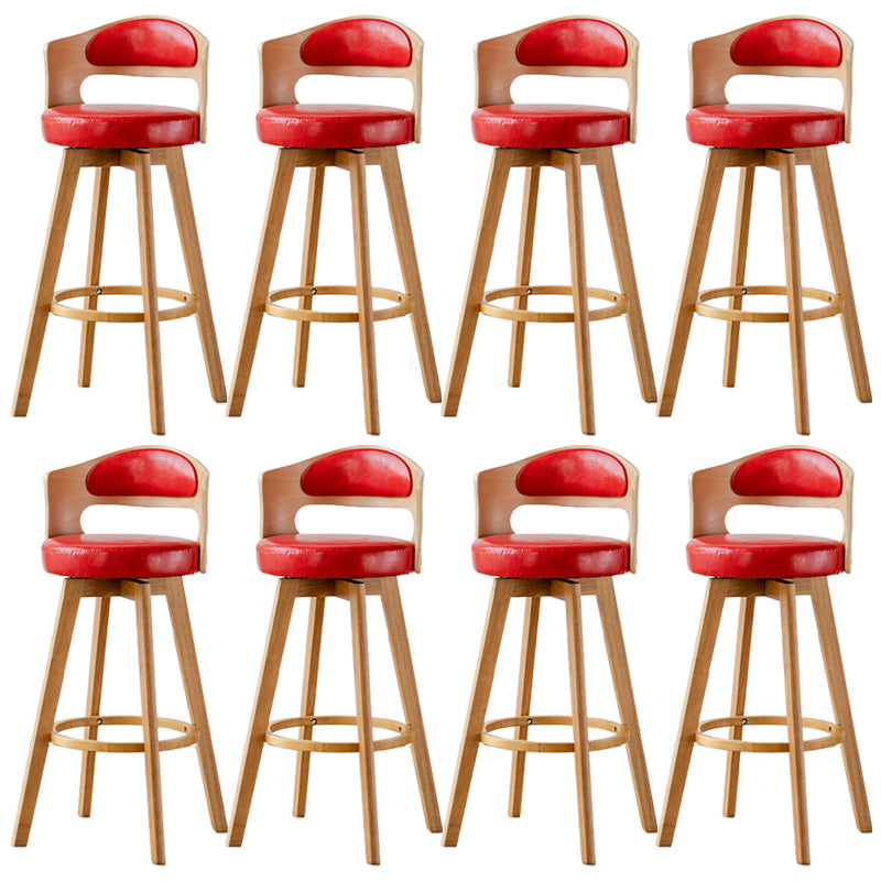 Sgabelli da bar rotondi a braccia rotondi con base in legno