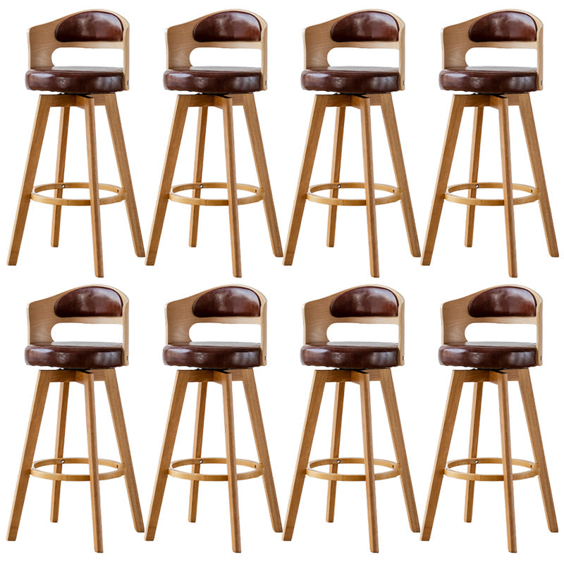 Sgabelli da bar rotondi a braccia rotondi con base in legno