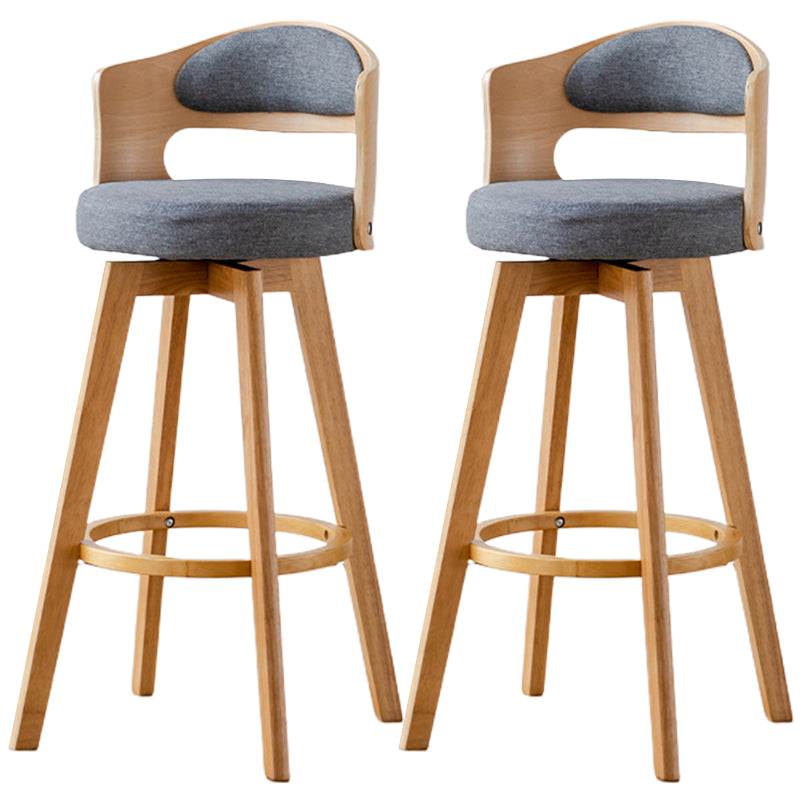 Sgabelli da bar rotondi a braccia rotondi con base in legno