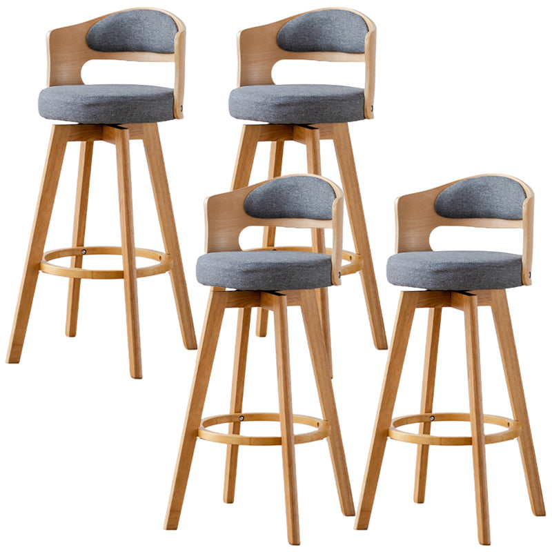 Sgabelli da bar rotondi a braccia rotondi con base in legno