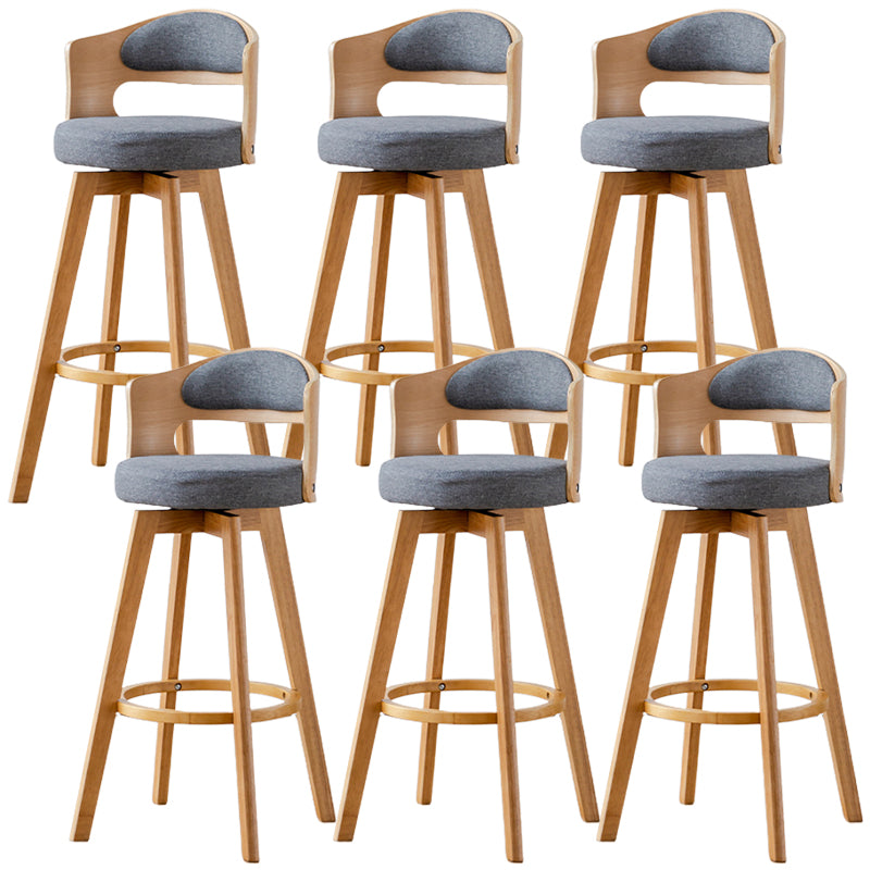 Sgabelli da bar rotondi a braccia rotondi con base in legno