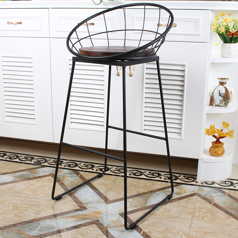 Sgabelli da bar rotondi contemporanei con poggiabottiglie in metallo con poggiapiedi