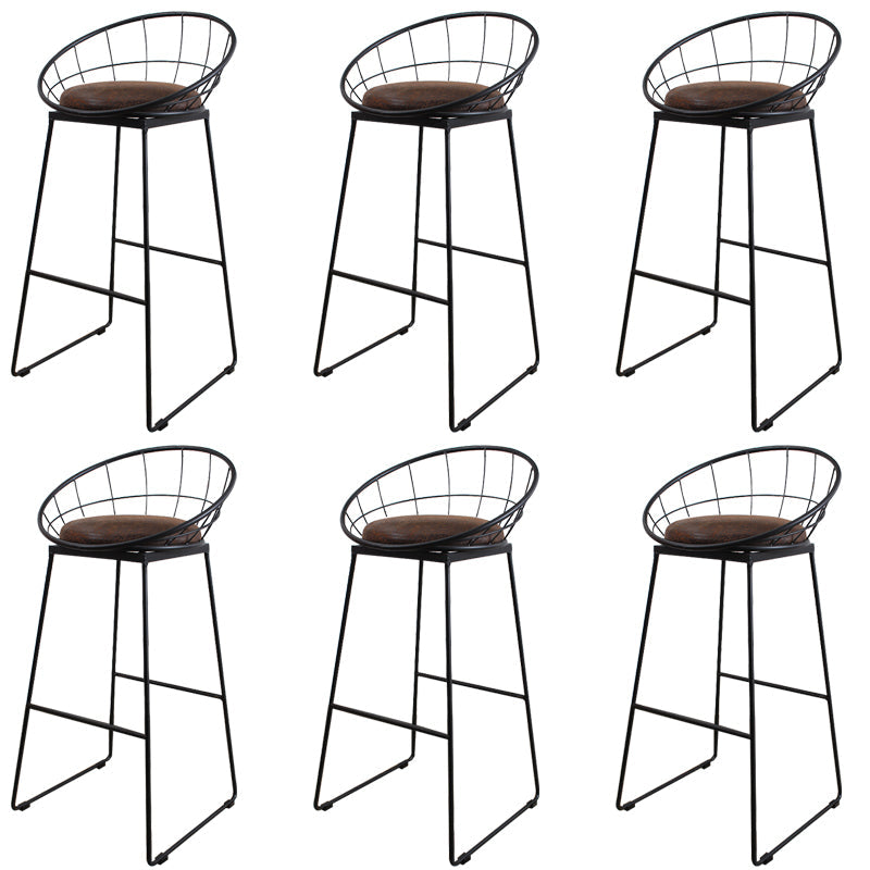 Sgabelli da bar rotondi contemporanei con poggiabottiglie in metallo con poggiapiedi