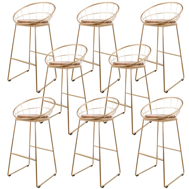 Sgabelli da bar rotondi contemporanei con poggiabottiglie in metallo con poggiapiedi