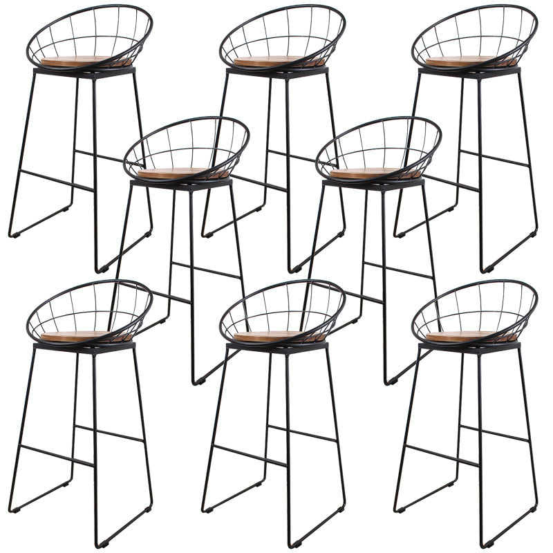 Sgabelli da bar rotondi contemporanei con poggiabottiglie in metallo con poggiapiedi