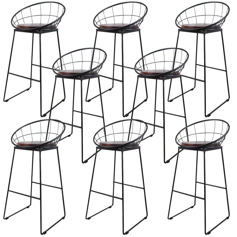 Sgabelli da bar rotondi contemporanei con poggiabottiglie in metallo con poggiapiedi