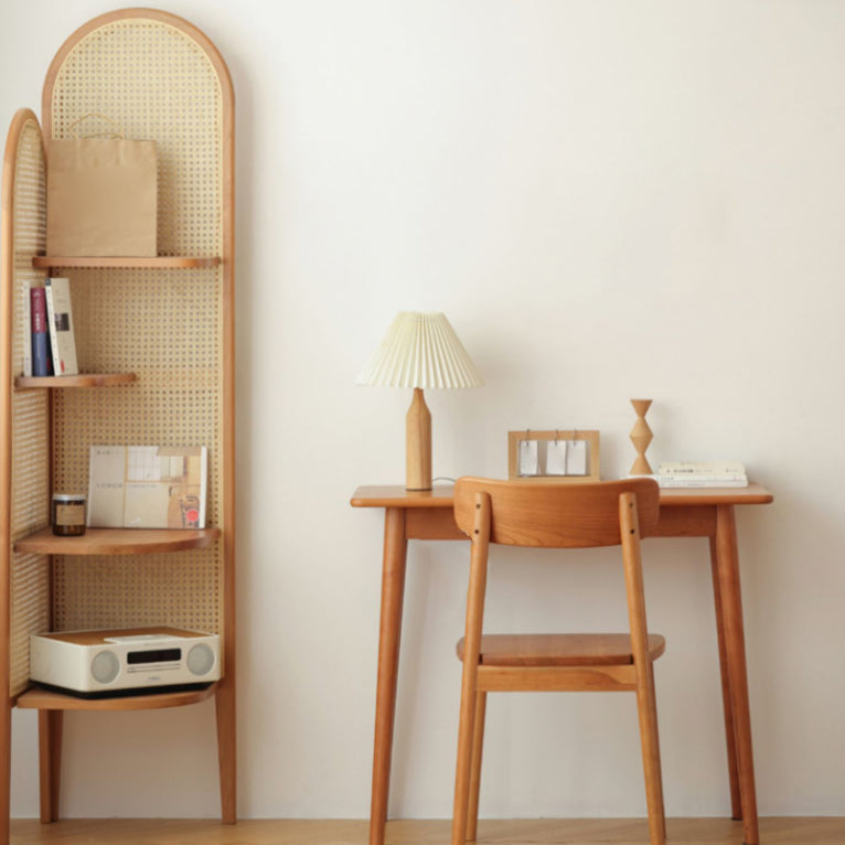 Hoek Scandinavische boekenkast Wooden gesloten achterste boekenplank met planken