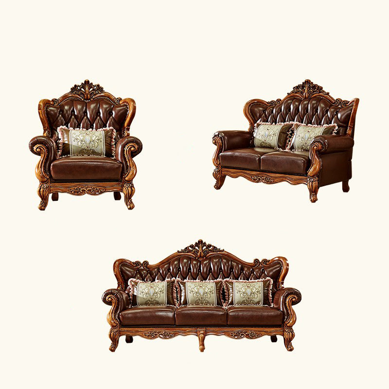 Sofá de brazo acampanado con asiento dividido tradicional con mechones adornados con almohadas en marrón