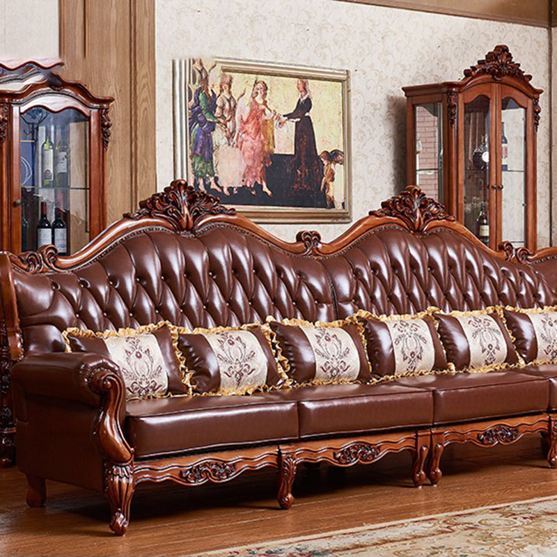 Sofá de brazo acampanado con asiento dividido tradicional con mechones adornados con almohadas en marrón