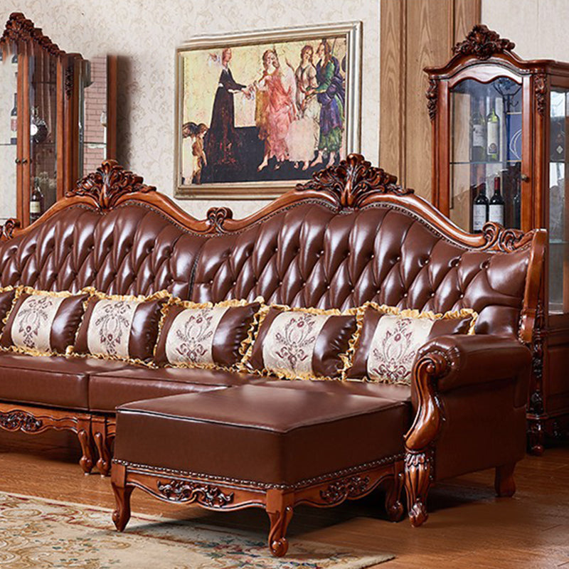 Sofá de brazo acampanado con asiento dividido tradicional con mechones adornados con almohadas en marrón